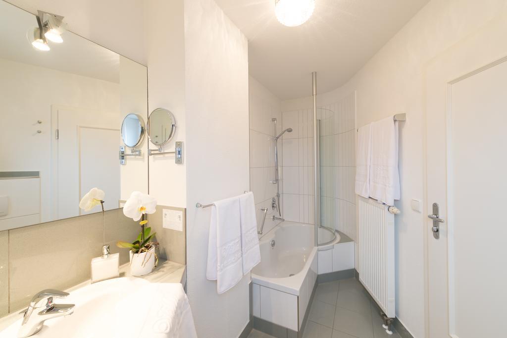 Double Room with Lake View,216167507:JPEG